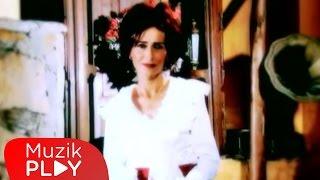 Yıldız Tilbe - Aşk Laftan Anlamaz Ki (Official Video)