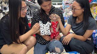 abi monkey goes shopping for new clothes and meets fans