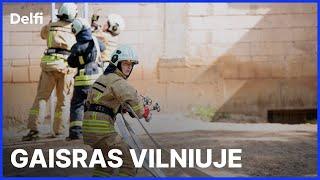 Tiesiogiai – iš įvykio vietos: Vilniuje dega butas