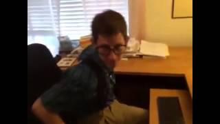 Noob guy - dance fail - funny dance - hit the wall - computer geeks fail