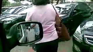 Singapore Lady Cursing and Misbehaving Over parking spot