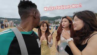 CHINESE GIRLS FELL IN LOVE WHEN THEY SAW BLACK GUY AT THE BEACH FOR THE FIRST TIME AND THIS HAPPENED