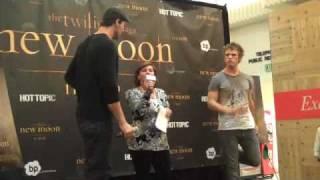 Jackie asking Charlie Bewley and Daniel Cudmore about the New Moon LA premiere