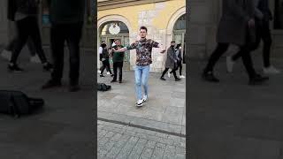 Niesamowita Improwizacja taneczna do dźwięków skrzypiec na rynku w Krakowie