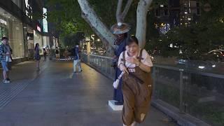 Funny Chinese hero costume prank：The girl's reaction was so funny.