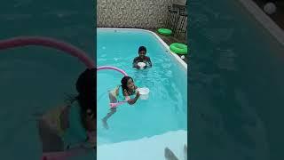 Guerra de balão d'água na piscina  #short