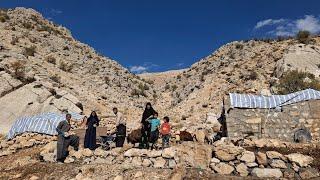 Nomadenleben im Iran: Bau einer Plattform mit Natursteinen in den Bergen