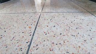 Paving the floors with white cement and gravel, and the result was amazing