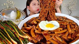 ASMR 이번엔 짜장떡볶이에 라면사리 넣어서 파김치 동치미 리얼먹방 :) Black bean sauce tteokbokki , Green onion kimchi MUKBANG