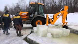 Трактор провалился под лед