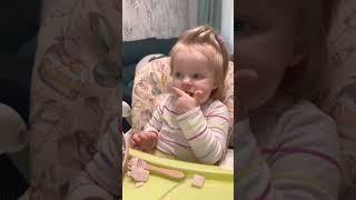 Слишком вкусные макароны  #дочка #baby #играемсмамой #малыш #funny#машаимедведь