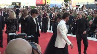 Venezia 81, il cast stellare di Beetlejuice Beetlejuice in posa sul red carpet per la foto di gruppo