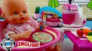 Baby eats in Nenuco’s kitchen