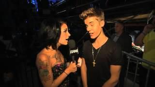 Phoebe Dykstra ran into Justin Bieber backstage at 2012 MMVAS!