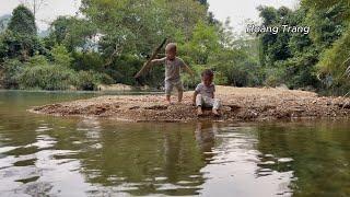 The Single Mother(Shed Tears)Of Helplessness Because Her Two Daughters Foolishly Went Into The River