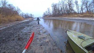 СКИНУЛИ ВОДУ І ВСЯ РИБА ЗБИЛАСЬ У ПРИЯМКУ.Рибалка на спінінг