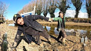 They empty the canal, we take the opportunity to collect treasures!