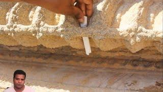 Отверстия в камне вокруг стен храма Виттала. Хампи
