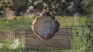 Giant sinkhole after earthquake in Croatia (Rupa u selu Mečenčani nakon razornog potresa)