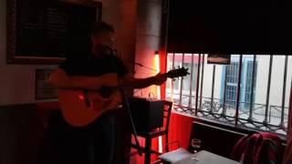 momentary glance of Charlie Seymour at Rush bar open mic in Paris