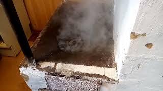 Нет тяги. Холодная печь. Дым идёт в дом.В дымоходе может образоваться воздушная пробка.Нужно согреть