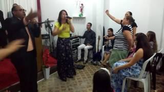 Jan e Mislaine Boituva cantando "Depois do culto e Grita Israel"