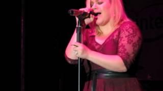 Kelly Clarkson covers Little Big Town's "Girl Crush"