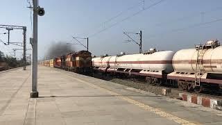 22717 Rajkot - Secunderabad SuperFast Express Hauled With Twins Loco WGD-3A Moving Towards Vasai