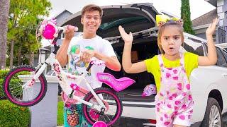 Venda de garagem Stacy comprou uma bicicleta para a irmã | Video compilation