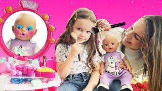 La pequeña Maya organiza un salón de belleza. Maquillaje para niñas. Vídeos de bebés y una princesa