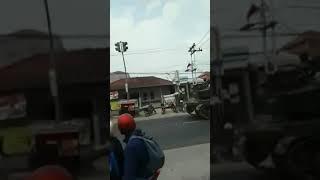 TANK LEPAS KENDALI. TABRAK GEROBAK DAN MOTOR