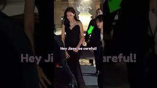 The long dress made it a bit difficult for Jisoo to move!! #blackpink