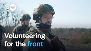 Answering the call to fight Russians on Ukraine's front | Focus on Europe