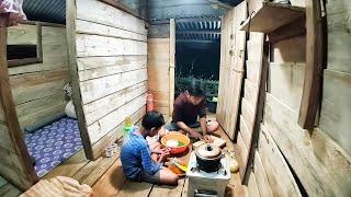 Bermalam di pondok rumah kebun, Masak dan makan malam di balcon