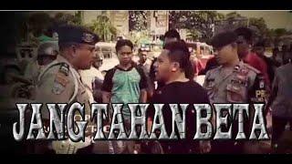 Cekcok Salah Satu Pendemo dengan Polisi di Ambon