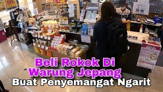 Ngarit Sambil Beli Rokok Di Warung  Kelontong Jepang