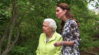 Королева Елизавета II осматривает ботанический сад Челси