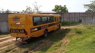 MANOBRANDO ÔNIBUS ESCOLAR DE RÉ NA QUADRA DE AREIA