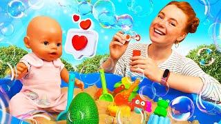 Puppen Spiele für Kinder. Irene und Baby Born im Sandkasten. Puppen Kindergarten