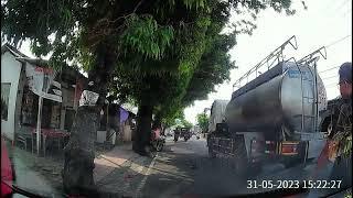 spion mobil terbang disrempet dari belakang