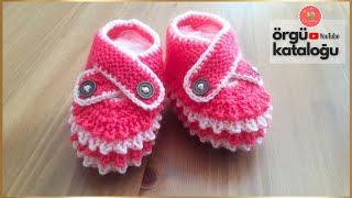 Cross Banded Baby Booties Model | Knitting Patterns | Mouse Tooth Knitting Pattern