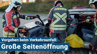 Große Seitenöffnung an Unfallfahrzeug schaffen