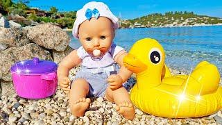 Baby Born Annabelle juega con sus juguetes en la playa. Vídeos para niñas de las muñecas bebés.