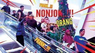 PRANK EXTRIME!! NONJOK ORANG DI ESKALATOR! SAMPE MARAH - PRANK INDONESIA.