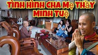 Lần Đầu Tiên Thấy Cha Thầy Minh Tuệ Ngồi Trước Nhà Đón Khách - Hai Ông Bà Rất Khoẻ Mạnh