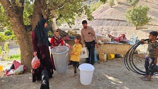 Emptying the sand with a compressor: The Bekr family brings drinking water