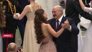 Лукашенко танцует вальс с Мисс Беларусь Марией Василевич на Республиканском новогоднем балу