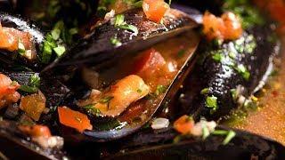 How to Cook Mussels - Steamed Mussels with Garlic White Wine Sauce