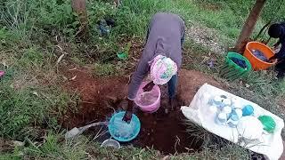 African village girl's life// washing dishes in the river.