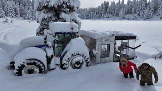 CAMPING BEI HOHEM SCHNEE MIT EINEM TRAGBARE WALD HEISS